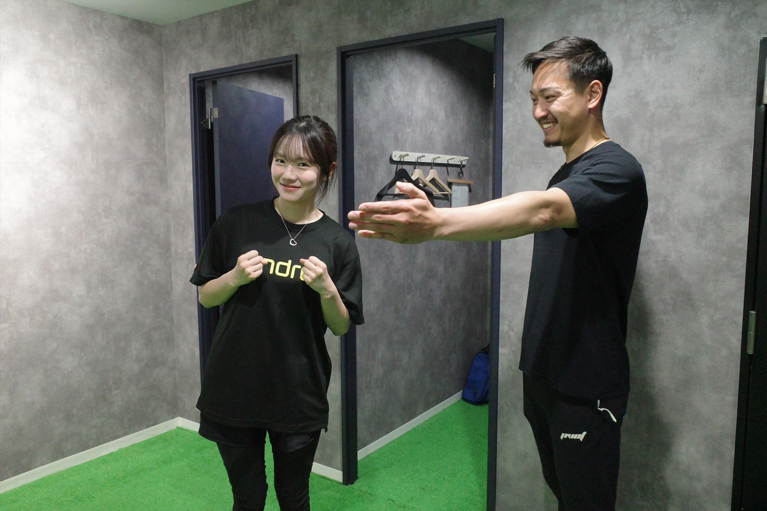 トレーニングする女性