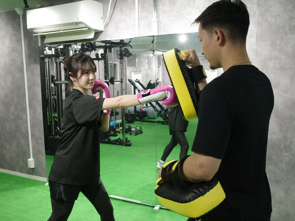 トレーニングする女性とトレーナー